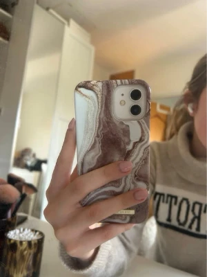 mobilskal iphone 12 ideal of sweden - Snyggt mobilskal i marmormönster från Ideal of Sweden för iPhone 12/12 Pro. Designen heter Golden Sand Marble. Skalet är oanvänt och säljer eftersom jag fått en ny mobil som skalet inte passar på. Skickas i originalkartong och nypris är 350kr 