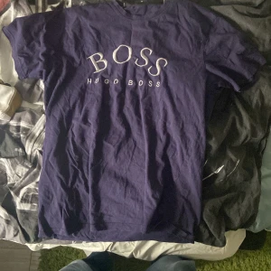 Hugo boss T-shirt - Säljer de den är för liten. Såklart äkta, köpte den för 600 om jag inte minns fel.