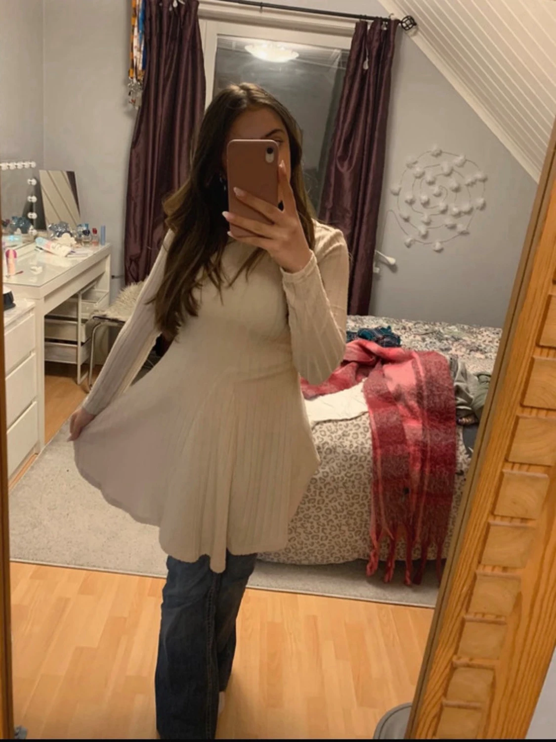 Beige ribbad kortklänning med lång ärm