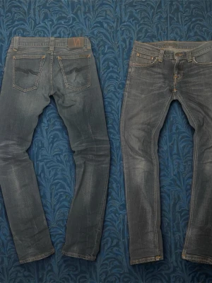 Nudie jeans - Otroligt snygga Nudie jeans med sjuka fades🙌 W26 L32.  Modellen är tight long John. Enda defekten är ett litet hål vid bakfickan men enligt mig gör det bara jeansen snyggare🤟Skriv vid frågor!
