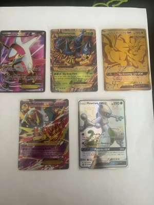 Pokémon - Säljer dessa 5 kort, skriv dm för bilder och funderingar och ge även bud!