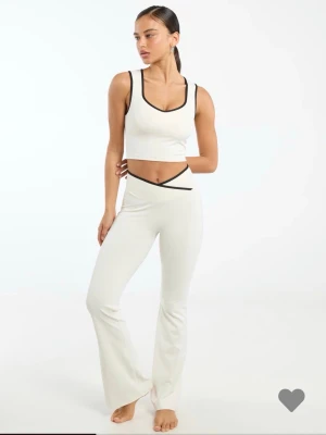 Träningsset - Jättefint Träningsset. Byxorna är i S och toppen i xs