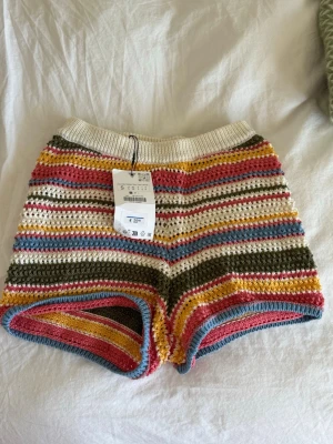 Randiga shorts från Zara OANVÄNDA storlek S - Färgglada stickade shorts från Zara med lappen kvar, storlek S, nypris 22 euro