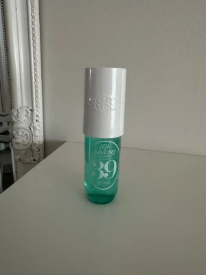 Sol de Janeiro 39 Parfym Mist - Fräsch parfym mist från Sol de Janeiro med nummer 39. Flaskan är turkosgrön med vit, cylinderformad kork och har en modern design. Perfekt för dig som vill ha en tropisk och energigivande doft. Finns inte att köpa längre!