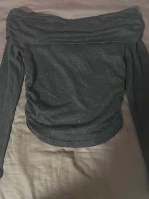 Svart offshoulder topp - Trendig svart offshoulder topp med lång ärm och croppad passform