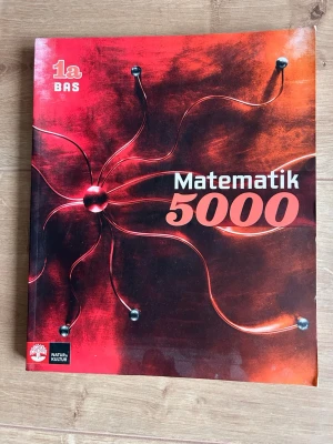 Matematik 5000 1a BAS - Matematik 5000 1a BAS är en kursbok i matematik för gymnasiet, utgiven av Natur & Kultur. Den är anpassad för yrkesprogram och introduktionsprogram enligt Gy2011.