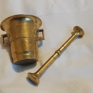 Mässingsmortel med stöt Nr 4 - Säljer en klassisk mortel i mässing med tillhörande stöt. Morteln har två handtag och är dekorerad med enkla linjer. På undersidan står det 'Nr 4' och märket skultuna. Perfekt för att krossa kryddor eller som cool inredningsdetalj.