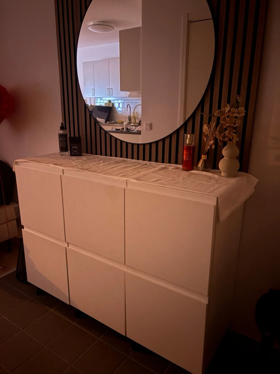 Vit byrå med sex lådor