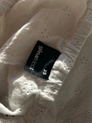 Vita broderade linnebyxor Gina Tricot - Säljer ett par vita linnebyxor från Gina Tricot i storlek XS. Byxorna har broderade hålmönster, resårmidja med dragsko och raka ben. Perfekta för en avslappnad och trendig look i sommar.💞🌸