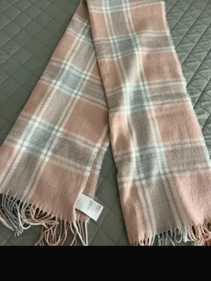 Rosa halsduk - Rosa jätte fin och elegant halsduk köpt på H&M. Använd ett fåtal gånger. 