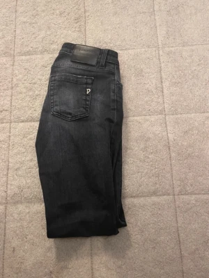 Mörkblå jeans från Dondup - Snygga mörkblå jeans från Dondup med klassisk femficksmodell och diskret tvättad look. Jeansen har raka ben och en liten logodetalj på bakfickan. Perfekta för dig som gillar stilrena och tidlösa jeans i mjukt denimtyg.