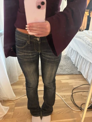 Diesel jeans  - Super snygga diesel jeans. Lowaist hyfsat boutcut. Snygga detaljer på fickorna. Knappen sitter löst men går o stänga ändå. Lätt åtgärd.