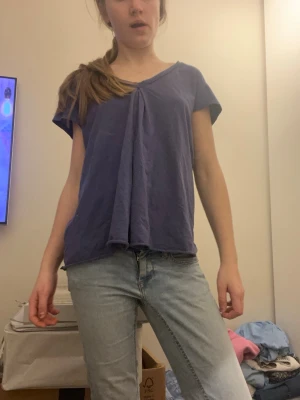 Blå loose t-shirt med veck - En blå t-shirt med loose passform och korta ärmar. Framsidan har ett snyggt veck som ger lite extra stil! Köpt från odd molly och är i bra skick!❤️