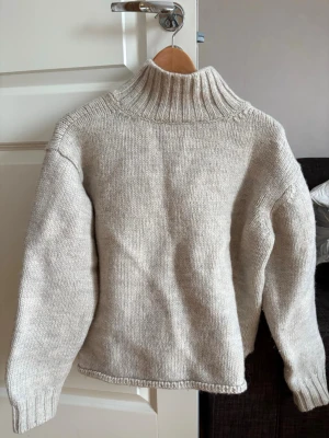 Stickad polotröja - Något kortare i modellen men fortfarande supersnygg💗Okänt märke, men 100% ull!