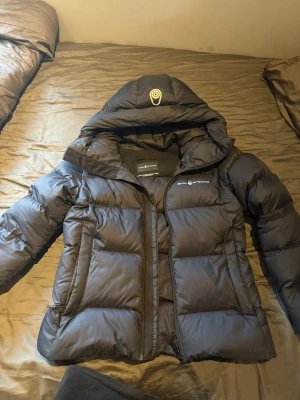 Peak performance jacka - Snygg svart pufferjacka från peak. Säljer åt min lilla syster som inte använde den, därför är den i toppskick och endast använd några gånger under denna vinter. Nypris ca 3000