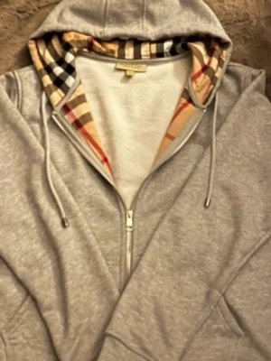 Burberry tröja - Ny skick! Skickar så snabbt som möjligt.