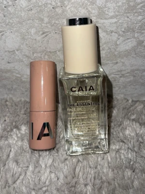 CAIA face oil o läppstift - CAIA face oil o läppstift. Läppstiftet är testat på handen