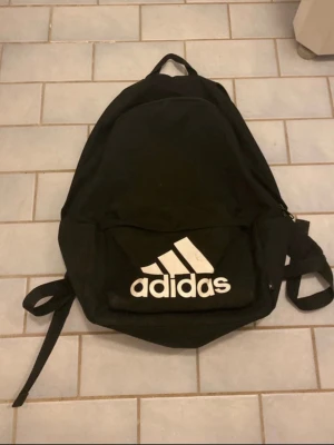 En Adidas väska - Jag säljer en adidasväska 