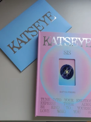 Katseye - Soft is Strong (SIS) album - Intressekoll om Katseye SIS album (soft version), med lyrics kort, polaroid, poster, phone charms, stickers, och CDn. Alla är i princip helt ny skick och var oanvänd. 