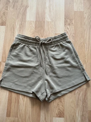 Mjukis shorts med snörning - Snygga shorts med elastisk midja och snörning framtill. Klassisk passform och enkla att matcha med olika toppar.