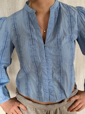 Blå blus - Superfin blå blus 🤍