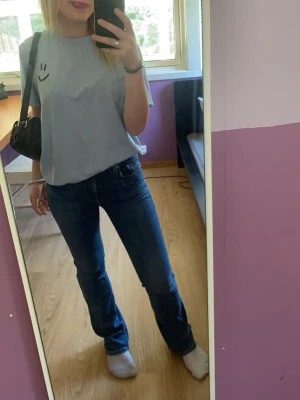 Blå Bootcut jeans från Levi's - klassiska blå jeans från Levi's med rak passform och normal midja. Perfekta till vardags och passar till det mesta i garderoben. Har använts ca 3 gånger så väldigt bra skick.