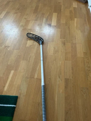 Unihoc innebandyklubba MAX 26  - Säljer en Unihoc innebandyklubba MAX 26. Klubban har ett unilite blad i ice black och en grå top grip ifrån Unihoc. Klubban har använts en träning och det är inte en ända skråma på den. Jag kan även byta färg på bladet om det skulle önskas som ni ser på bild 7. Klubban är 100cm lång och är i fattning left. Kan bytas också mot en annan klubba, det är bara och höra av er så löser vi nog en smidig affär.