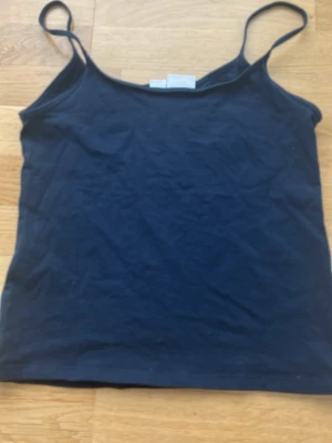 Mörkblå linnetopp från Gina Tricot - Ett mörkblått linne från Gina Tricot som är testad en gång som jag tycker är för liten för mig därför säljer jag den