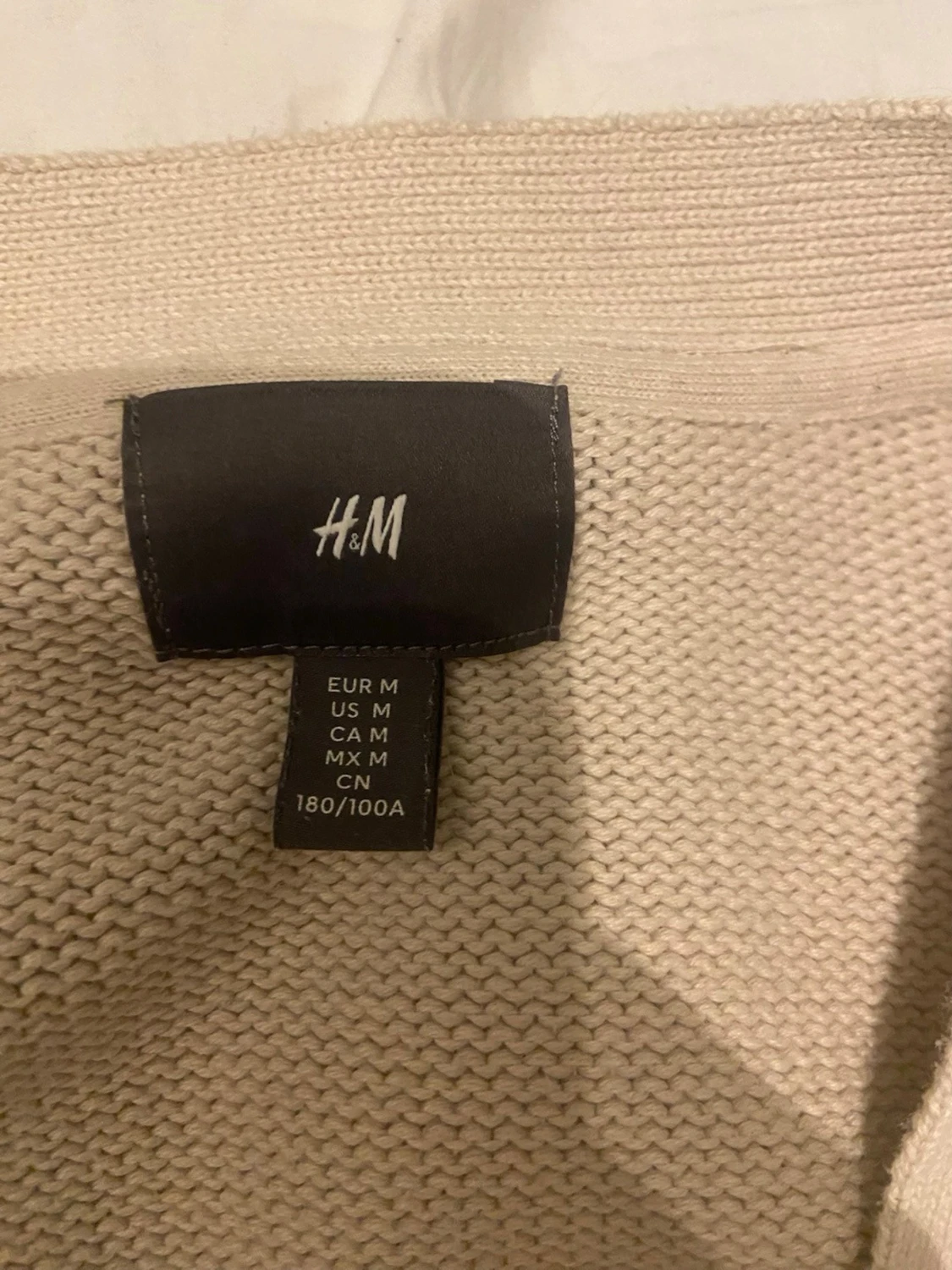 Beige kofta med svarta knappar - 2