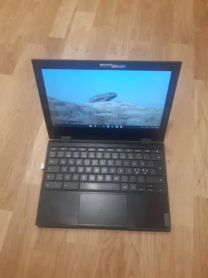 Lenovo Chromebook 300e 2nd Gen MTK OLÅST - EJ LÅST TILL NÅN ORGANISATION!  700 kr/st, vid köp av 2 kan priset diskuteras. Antal: 2 st  Lenovo Chromebook 300e är en  2-i-1-enhet som kombinerar funktionaliteten hos en bärbar dator med flexibiliteten hos en surfplatta. Den har en pekskärm som kan vikas 360 grader, enkelt att växla mellan olika lägen som laptop, tält & surfplatta. Drivs av Chrome OS, vilket ger snabb uppstart, inbyggt virusskydd och tillgång till  appar via Google Play. Den är designad för att vara lätt och portabel.