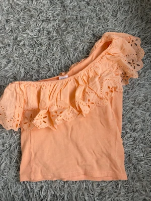 Orange oneshoulder topp Zara - Jättesöt topp från Zara. Knappast använd och är i fint skick!! (Stl 164)