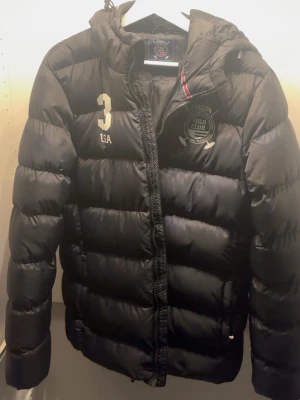 Vadderad jacka Vinson Polo Club – strl M – mycket fint skick - Snygg och varm jacka från Vinson Polo Club i storlek M. Lätt men värmande, med huva och dragkedja.  Mycket fint skick  sparsamt använd.