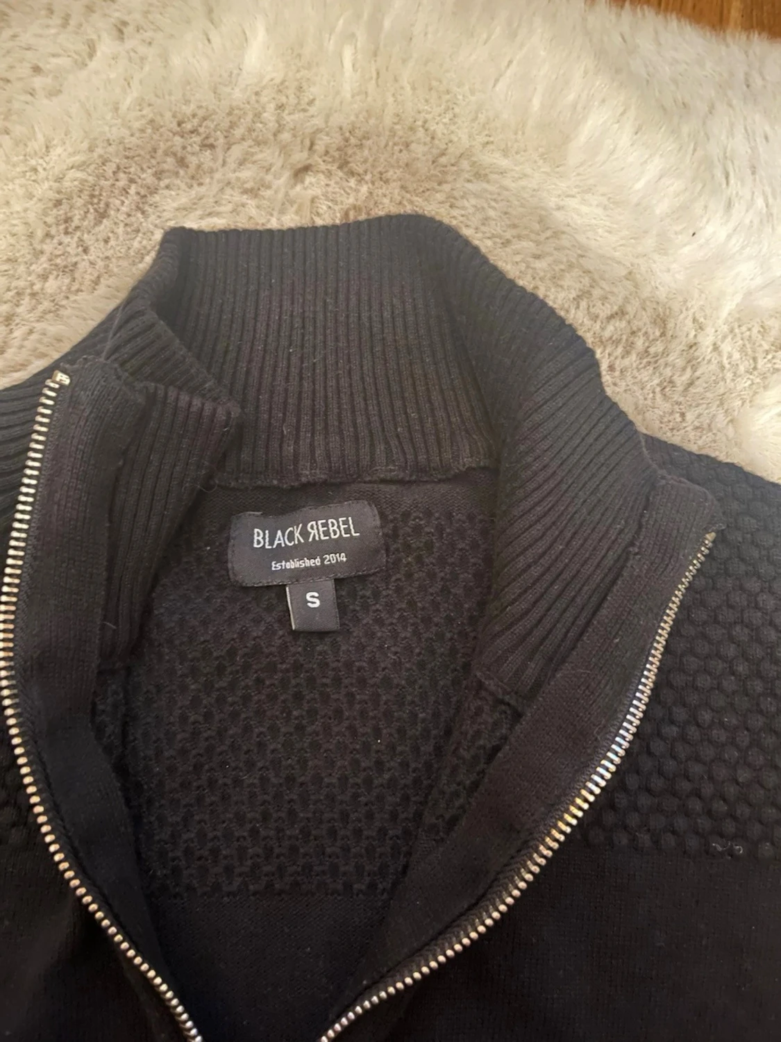 Svart stickad ziptröja med hög krage - 2