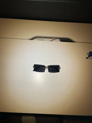 Solglasögon - Kontakta gärna vid frågor och priset är inte hugget i sten!