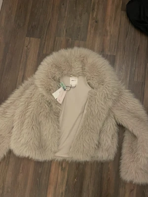Pälsjacka Gina tricot - Pälsjacka Gina Tricot aldrig använd, prislapp kvar💓