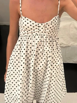 Zara klänning - Jätte fin prickig klänning från Zara❤️ Skriv om du vill ha fler bilder 