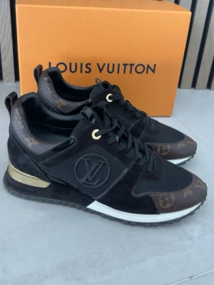 Louis Vuitton svarta sneakers - Säljer nu ett par Louis Vuitton sneakers i storlek 39, skorna är i jätte bra skick. box, kvitto och nya orginal snören kommer med. Pris kan diskuteras vid köp, kom med bud 👍