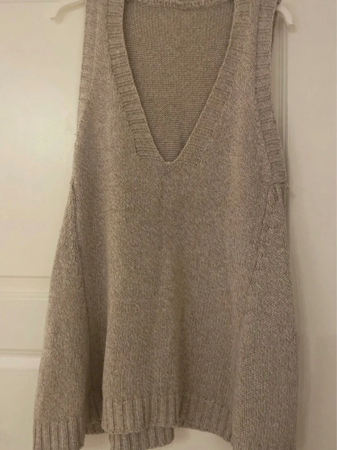 Beige stickad väst med v-ringning