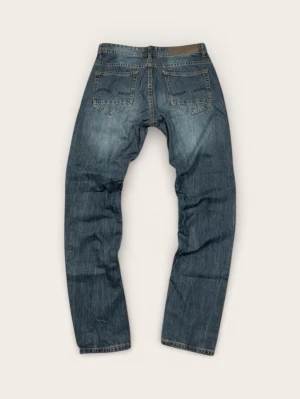 Vintage slimfit jeans från Vanucci - Säljer ett par blå slim fit vanucci jeans med sjukt snygg tvätt. Jeansen har klassisk femficksdesign och detaljerade sömmar. Materialet är denim i bomull och färgen är tvättad blå med ljusare partier. Perfekta för en avslappnad och trendig look. Jeansen är i strl W33 L34. Skriv vid frågor.