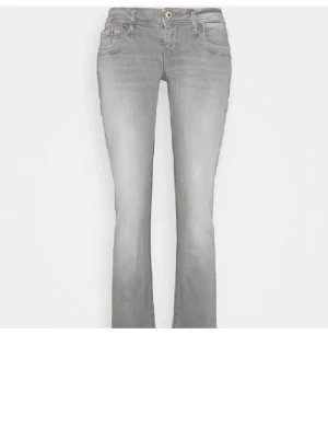 Grå ltb valerie jeans - Snygga ltb jeans i modellen valerie! Uppsprättade så de blir längre! Storlek 26/30 men eftersom de är uppspretsade 32 i längden!