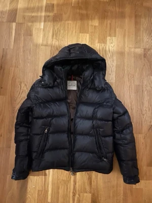 Moncler Maya - Säljer en nästan helt ny moncler maya jacka, den är i toppen skick och redo för en ny ägare. Några frågor är det bara skriva. Storlek är annorlunda på Maya till skillnad från vanliga jackor från moncler, om ni undrar om storlek så är det bara skriva.