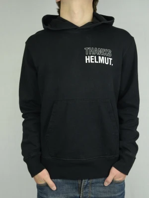 Helmut Lang hoodie  - HELMUT LANG HOODIE Storlek : M Passform : Normalt Användning : Hoodien är i ett fint skick utan defekter Nypris : Cirka 3000SEK Modellen : på bilden är 182CM och väger 77KG