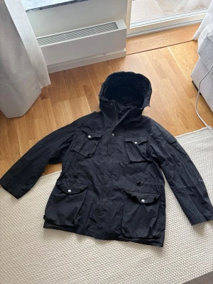 C.P Company vintage coat - C.P Company vintage jacka från -00 talet. Unik och stilren jacka som är i fint skick. Solblekt på vissa ställen samt finns någon liten fläck. Storlek 54, skulle säga att den sitter som en XL/XXL