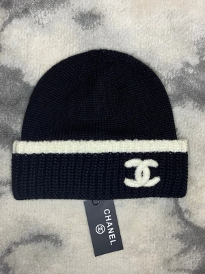 Chanel Mössa - Svart mössa från Chanel som kommer med tags samt Chanel boxen