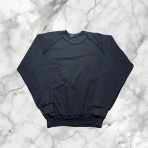 Vintage Ralph Lauren oversized sweatshirt  - Säljer en vintage Ralph Lauren oversized sweatshirt med röd broderad logga på bröstet i Washed svart färg i storlek M Märke: Polo Ralph Lauren Storlek: M Passform: Oversized Färg: washed svart Mått: Längd 66 cm, bredd 56 cm Material: 100% bomull Skick: Bra skick (se bilder) Har du några frågor är det bara att höra av dig! Vid snabb affär kan priset diskuteras. Skickar alltid inom 24 timmar!