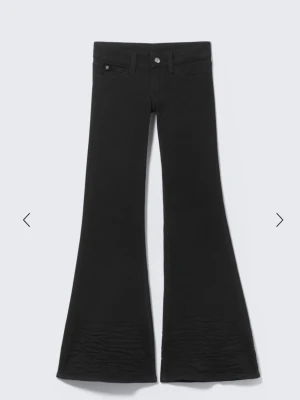 Svarta cheap monday jeans - Kom privat för egna bilder💞