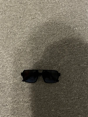 Prada solglasögon  - Säljer mina svarta Prada solglasögon. Lite använda! Hör av er vid frågor