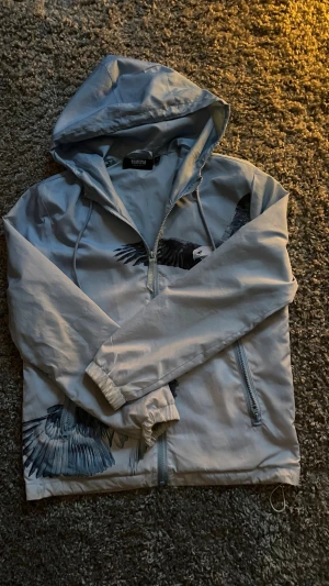 Trapstar Windbreaker - Trapstar vindjacka i ljusblå. Ganska använd, svårtvättad. Ena ärmen har vrängt sig på nått sätt går säkert att vränga tillbaka. Passar S men även XS. Priset är diskuterbart!
