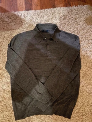 Sweatshirt - Stilren merinoull tröja från mango i jätte fin kvalité. Använd 1 gång, precis som ny!