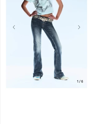 Bootcut jeans weekday  - Mörkblå bootcut jeans med tydliga slitningar och tvättade detaljer. Midwaist. Köpta från weekday men aldrig använda. Storlek 27/32